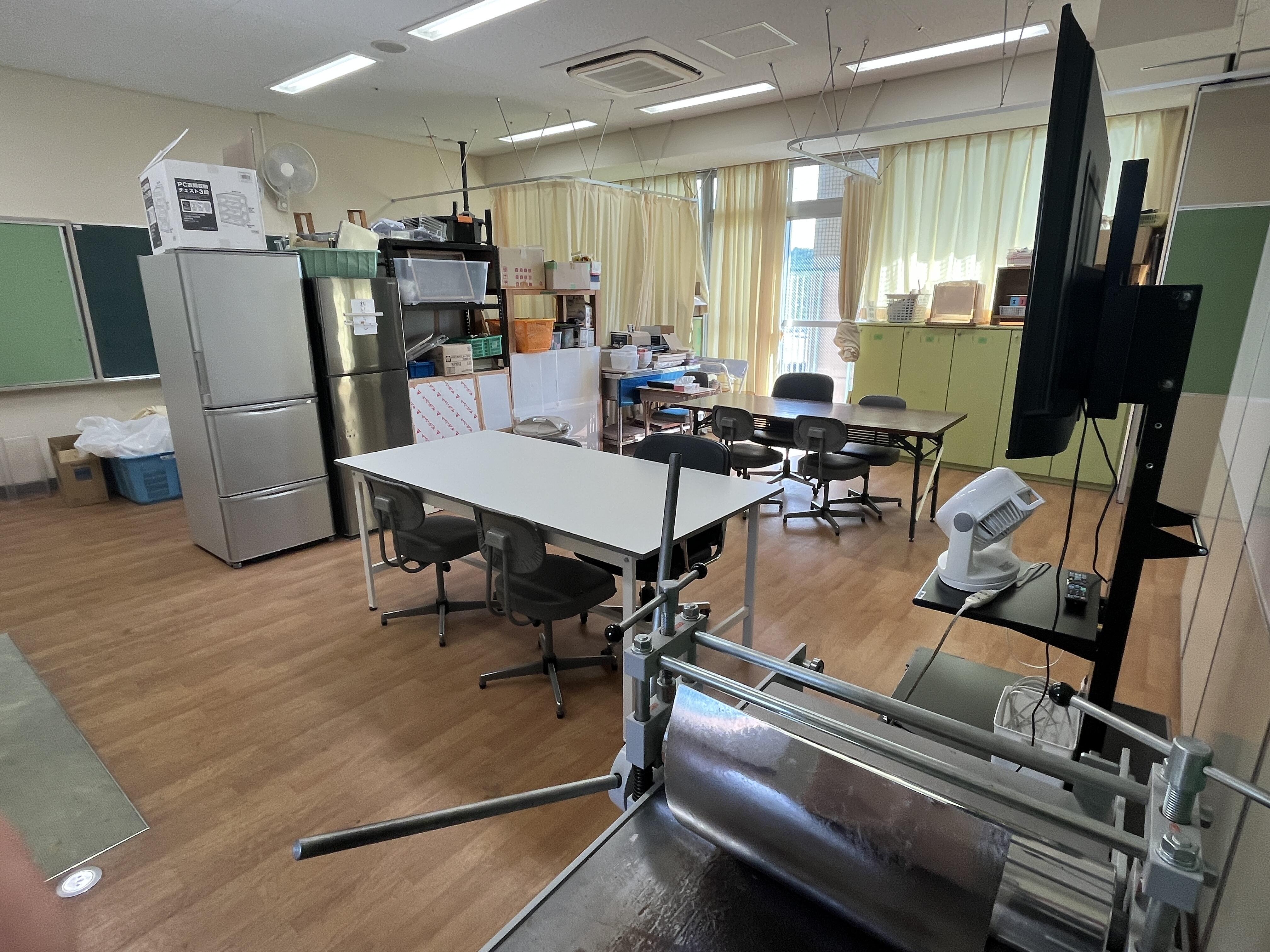 2023_学校案内_0531_施設紹介紙加工室2.JPG