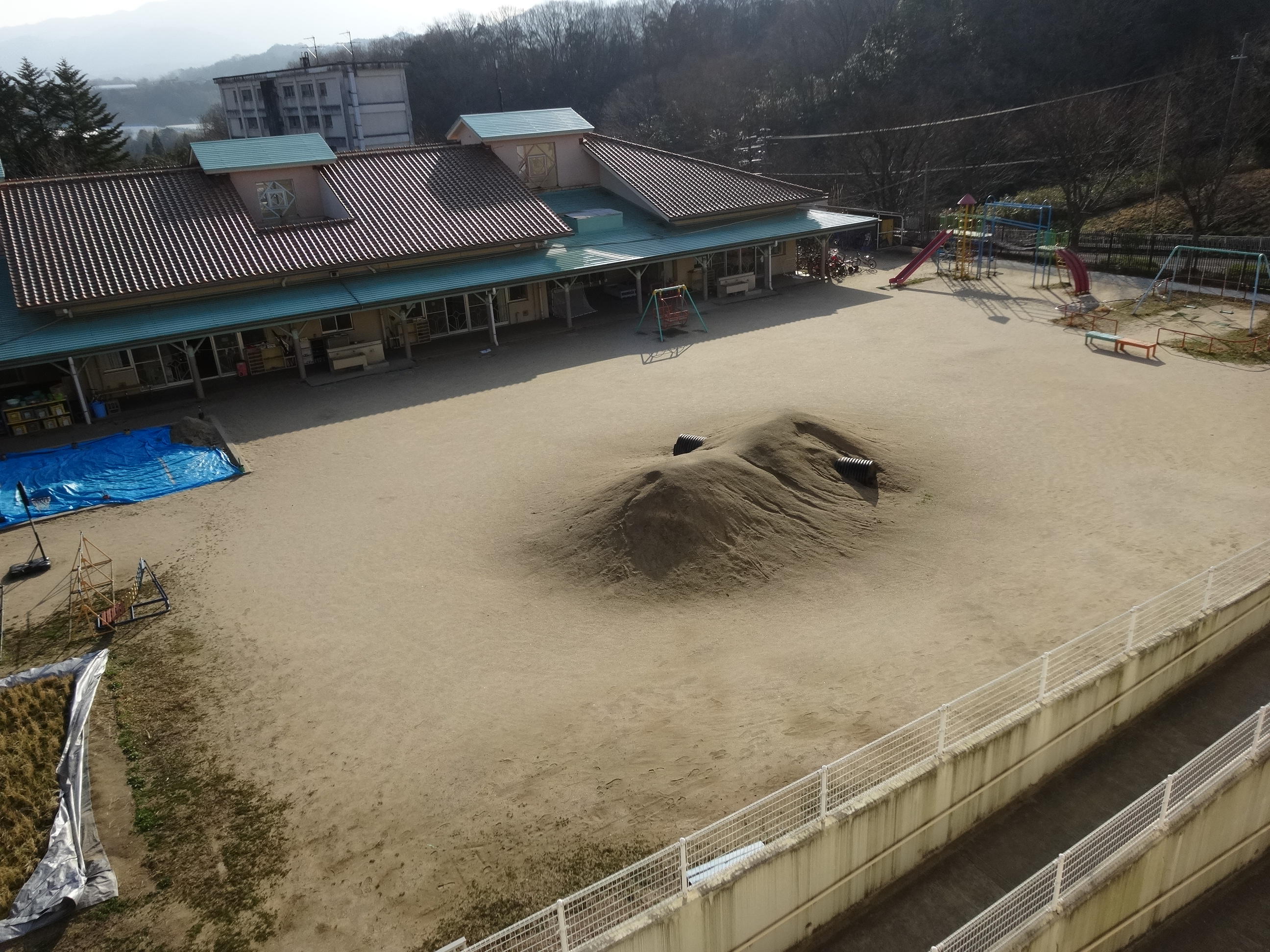 2018_学校案内_0312_施設紹介_小学部中庭.JPG