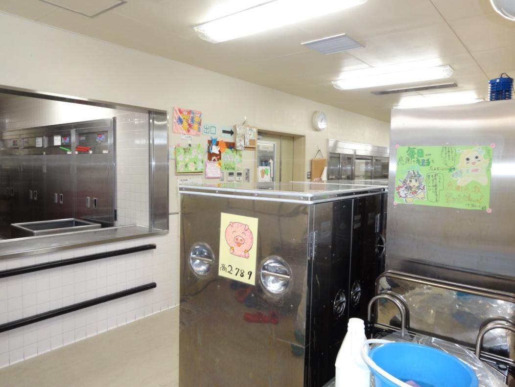 2018_学校案内_0312_施設紹介_給食室.jpg