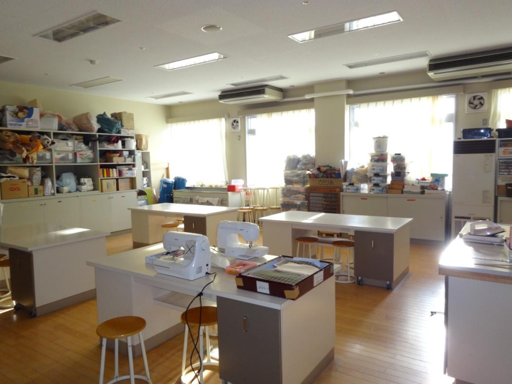 2018_学校案内_0312_施設紹介被服室.JPG