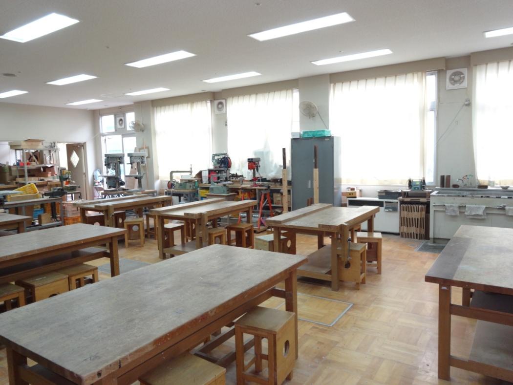 2018_学校案内_0312_施設紹介_木工室.JPG