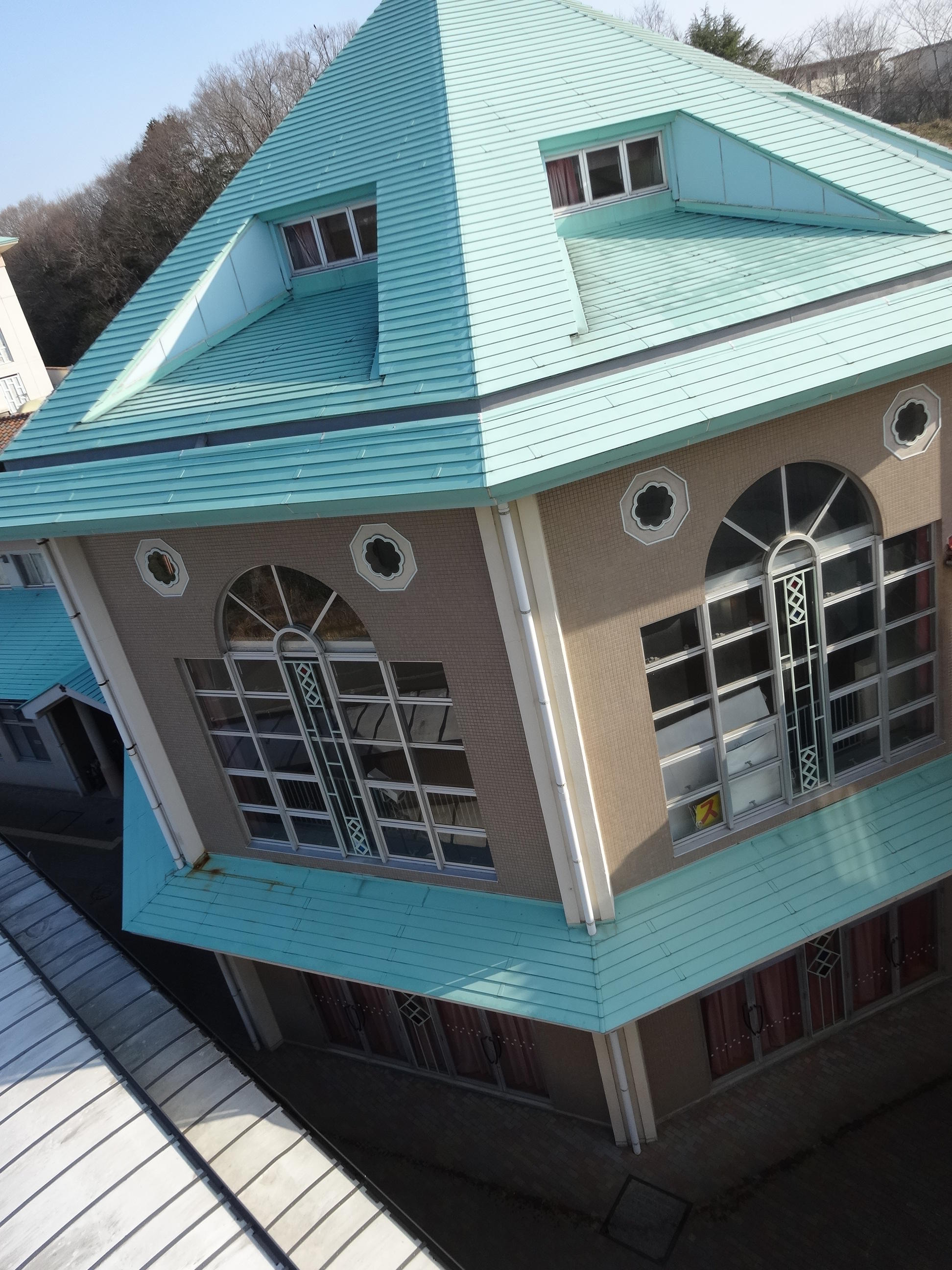 2018_学校案内_0312_施設紹介_交流ホール外観.JPG