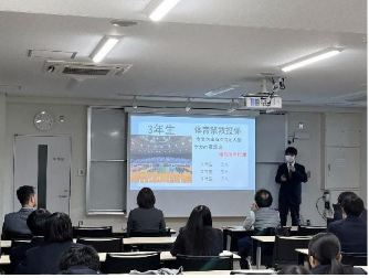 会議室に集まる人々
AI 生成コンテンツは誤りを含む可能性があります。