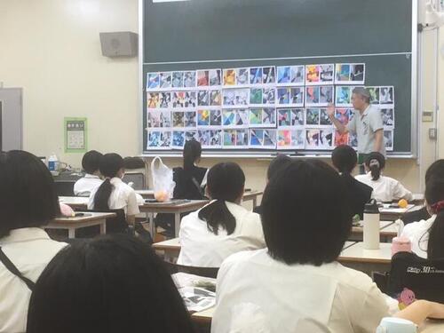 1V「面の構成」講評会①.JPG