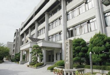 06_本館正面玄関に建つ臨幸記念碑.jpg