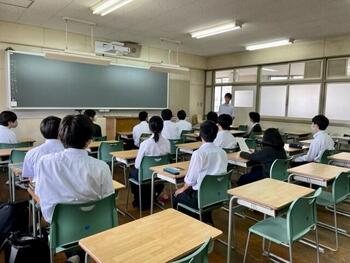 前後期生徒会引の継ぎ式①.jpg