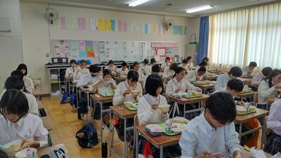 １０／１１　給食の様子１－２.jpg