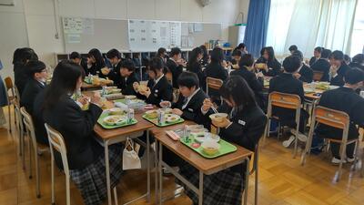 ４／１０　１Ｂ給食３.jpg