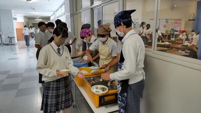９／２８　給食の様子１－１.jpg