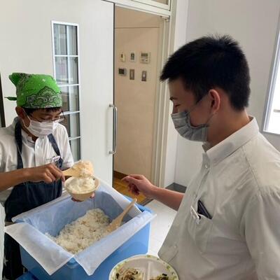 ９／２２　給食の様子１－１.jpg