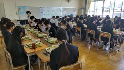 ４／１０　１Ａ給食３.jpg