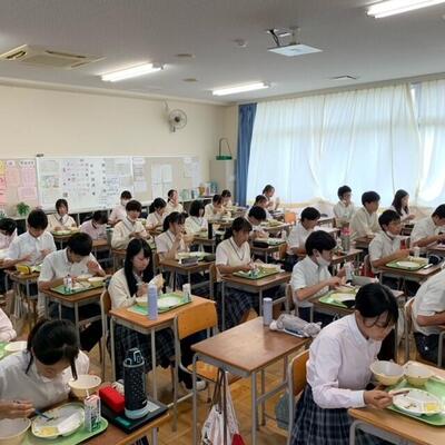 ９／２２　給食の様子１－２.jpg