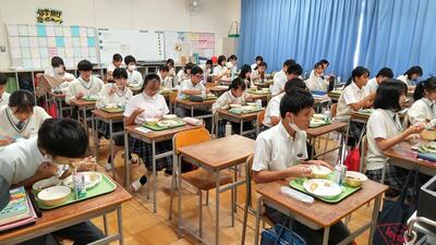 ９／２８　給食の様子１－２.jpg