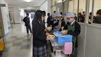 ４／１０　１Ｂ給食１.jpg