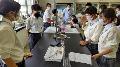９／２１　理科実験の様子１－２.jpg
