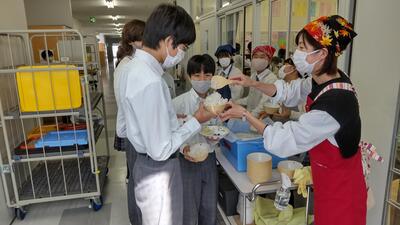 １０／１１　給食の様子１－１.jpg