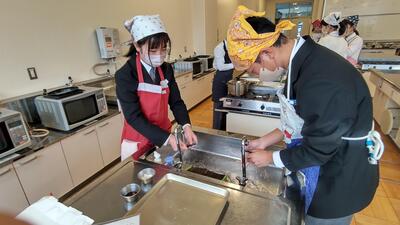 １２／１２　調理実習１Ｂ－２.jpg
