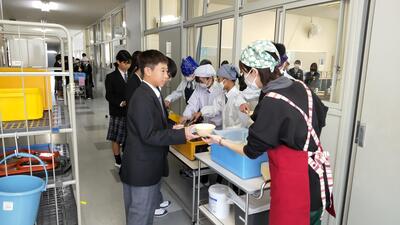 ４／１０　１Ａ給食１.jpg