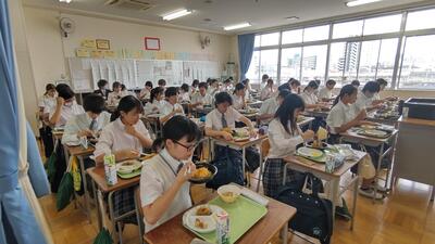 ６／２２　給食２Ａ.jpg