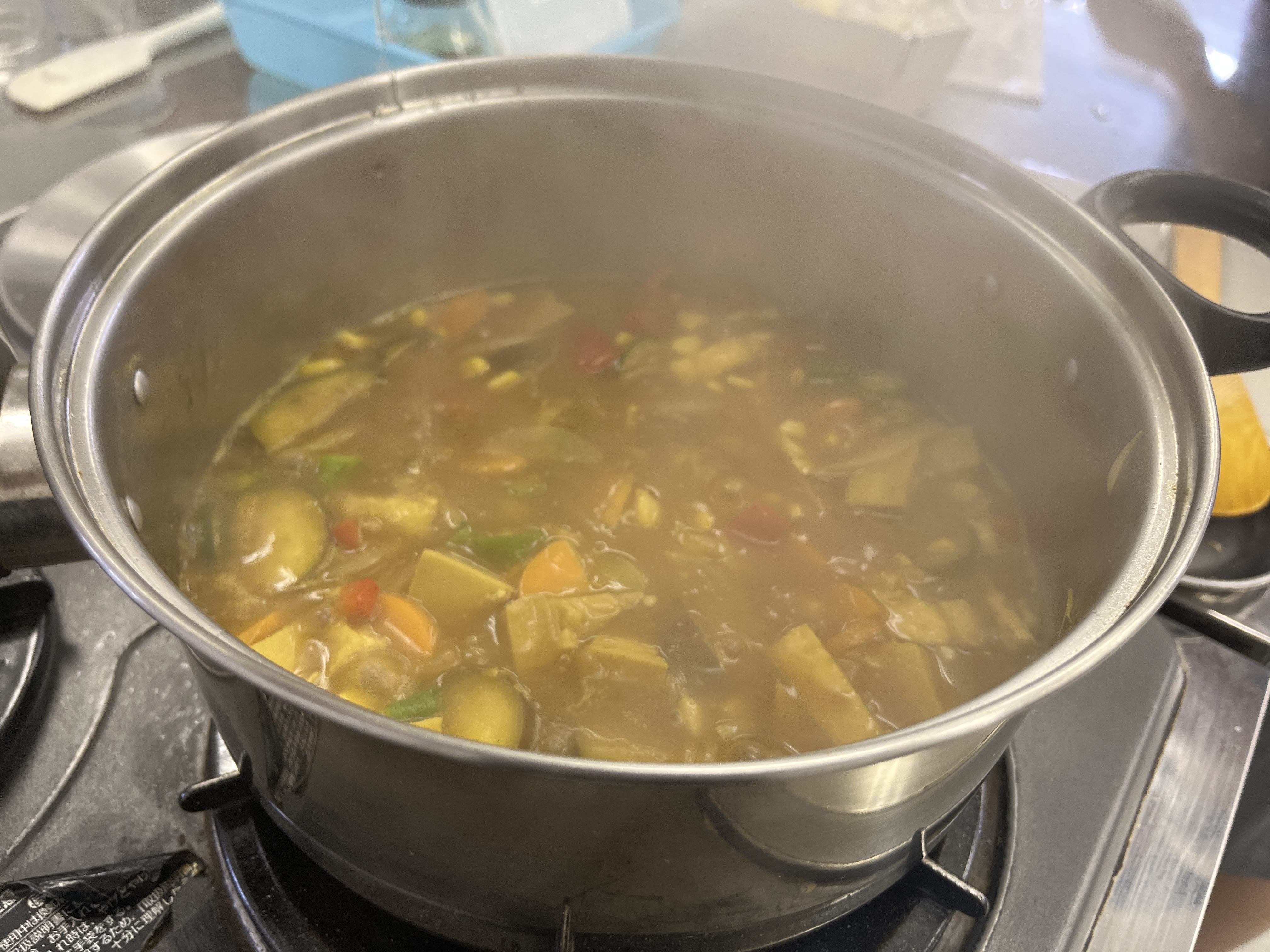 260904【写真】授業の風景62（３年「生活文化」、夏野菜のだしカレー、にんじんの蒸しケーキ、お茶） (6).JPG