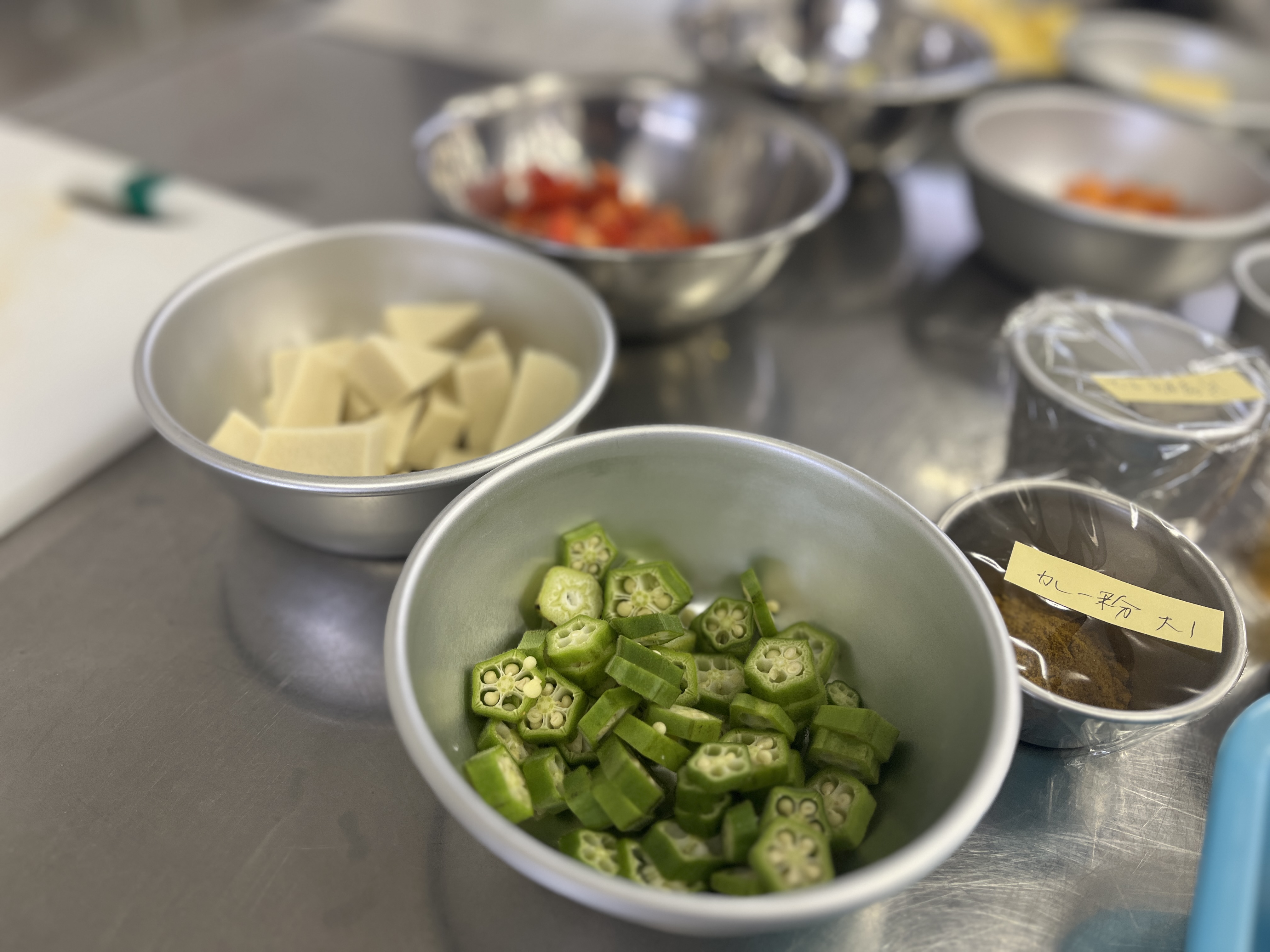 260904【写真】授業の風景62(3年「生活文化」、夏野菜のだしカレー、にんじんの蒸しケーキ、お茶) (1).jpg