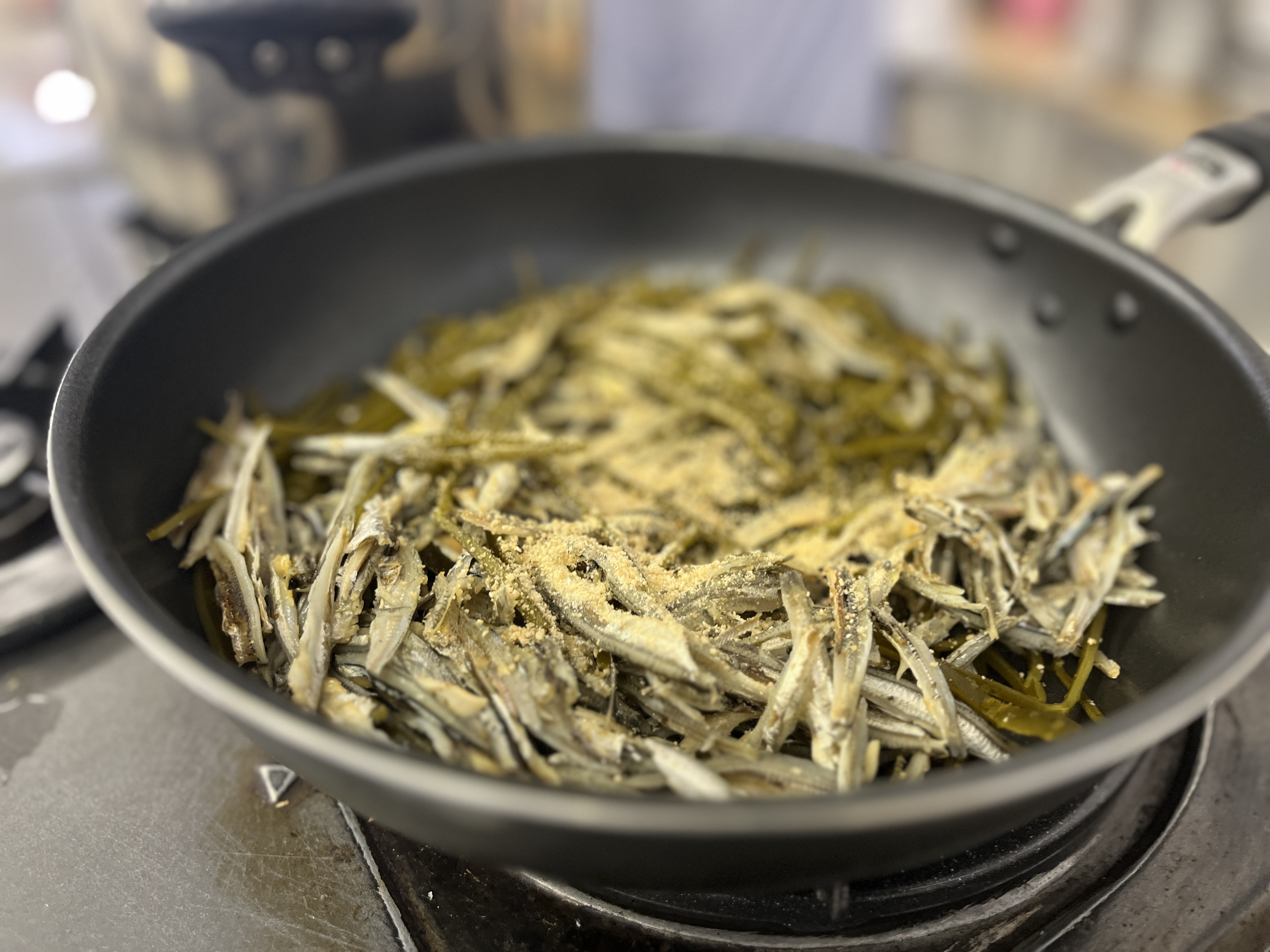 260904【写真】授業の風景62（３年「生活文化」、夏野菜のだしカレー、にんじんの蒸しケーキ、お茶） (2).jpg