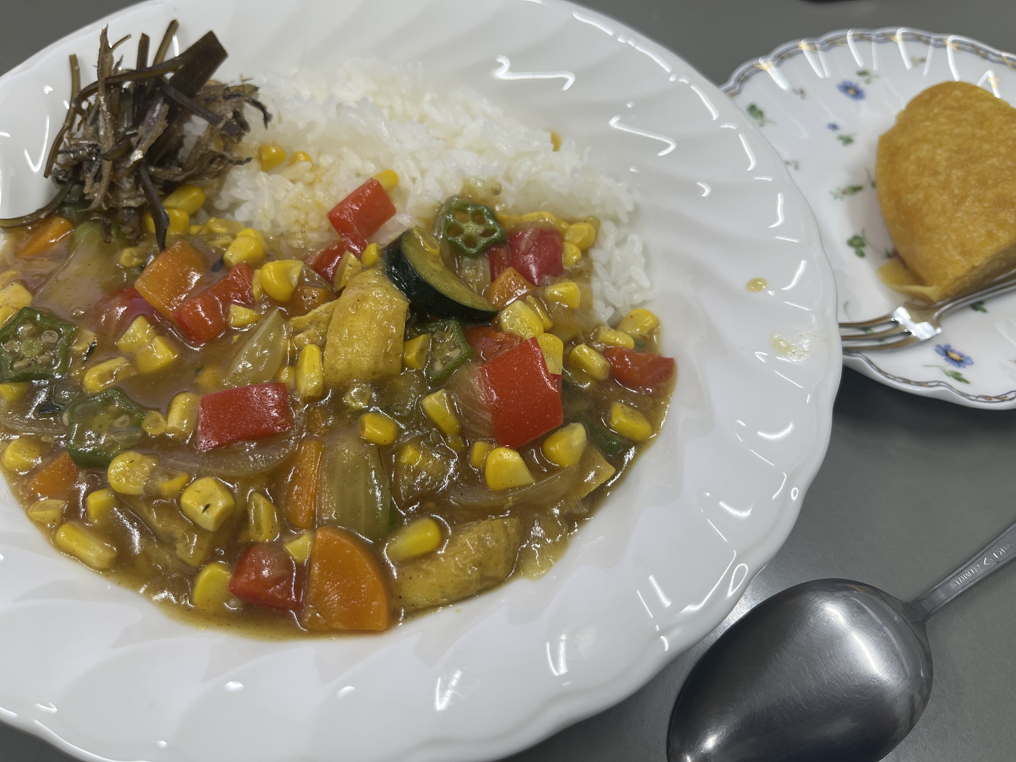 260904【写真】授業の風景62(3年「生活文化」、夏野菜のだしカレー、にんじんの蒸しケーキ、お茶) (3).JPG