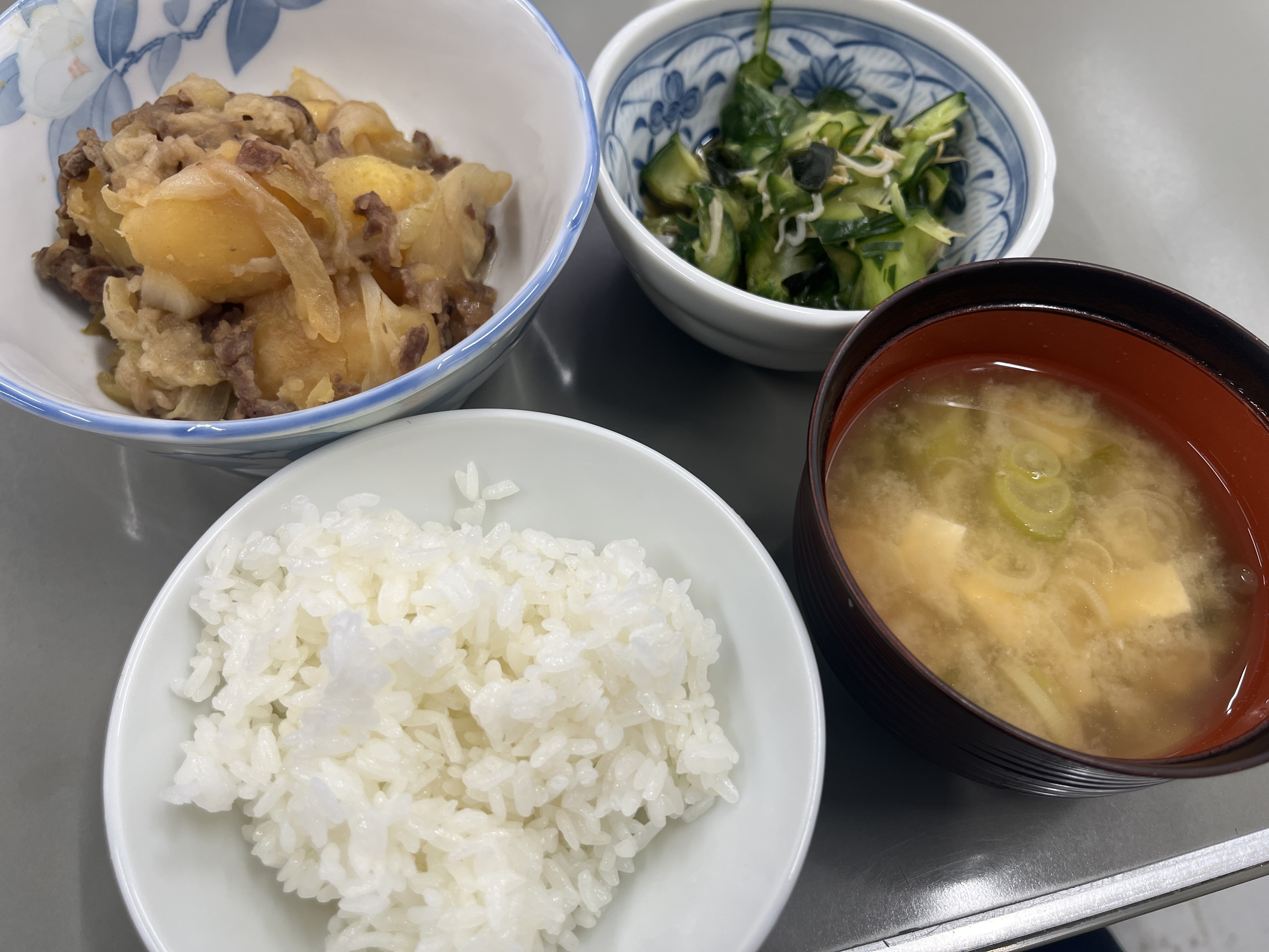 261009【写真】授業の風景73(3年「生活文化」、小林カツ代さんの肉じゃが、きゅうりとわかめの酢の物、納豆汁、緑茶) (2).JPG