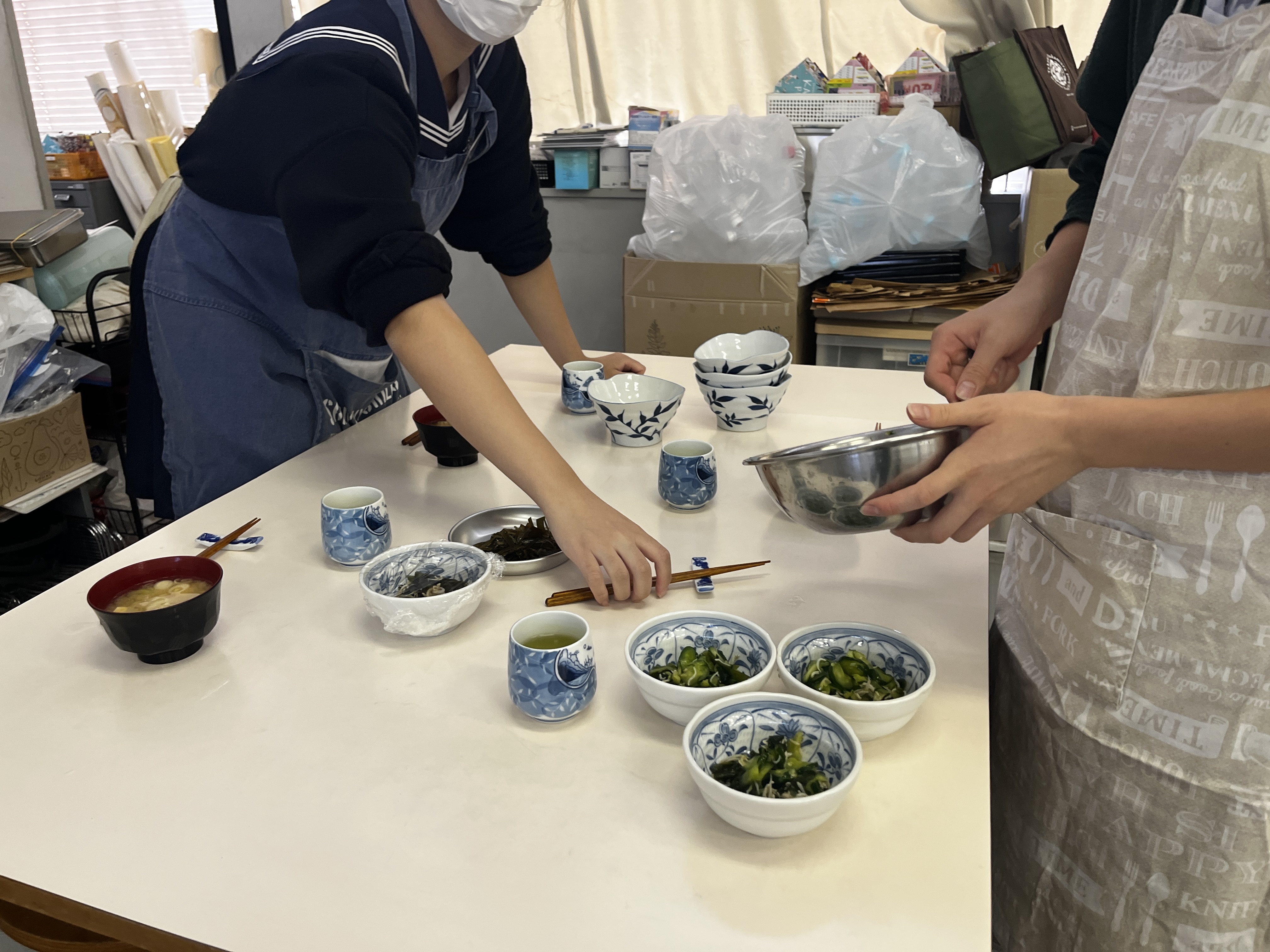 261009【写真】授業の風景73（３年「生活文化」、小林カツ代さんの肉じゃが、きゅうりとわかめの酢の物、納豆汁、緑茶） (1).JPG