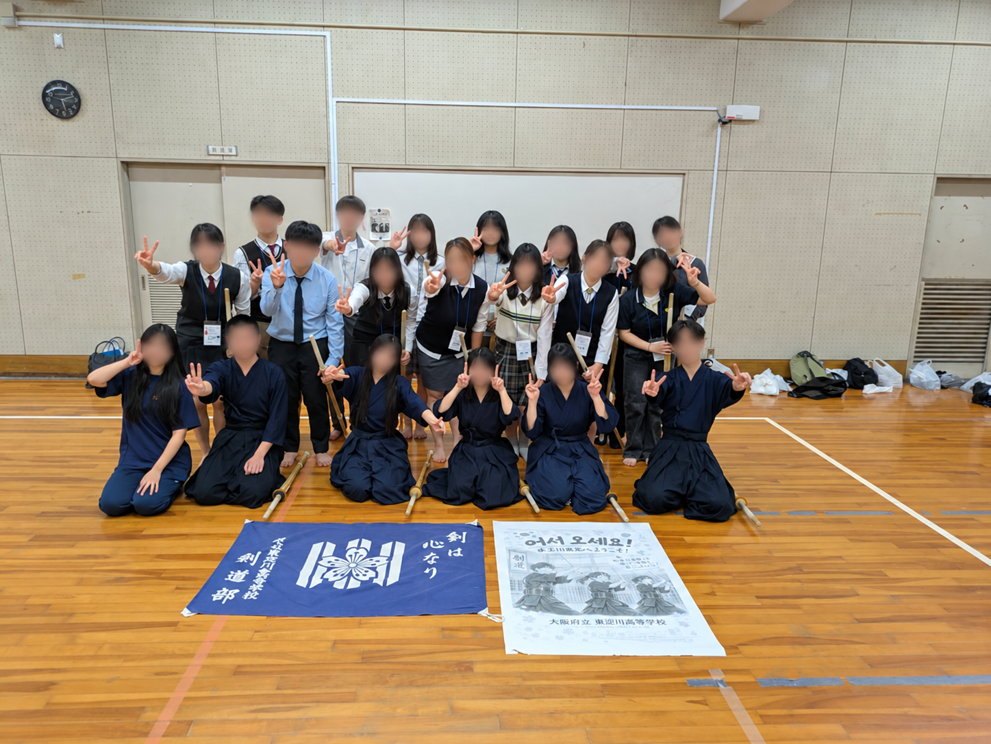 高校剣道部、体育館で記念撮影 (1).png