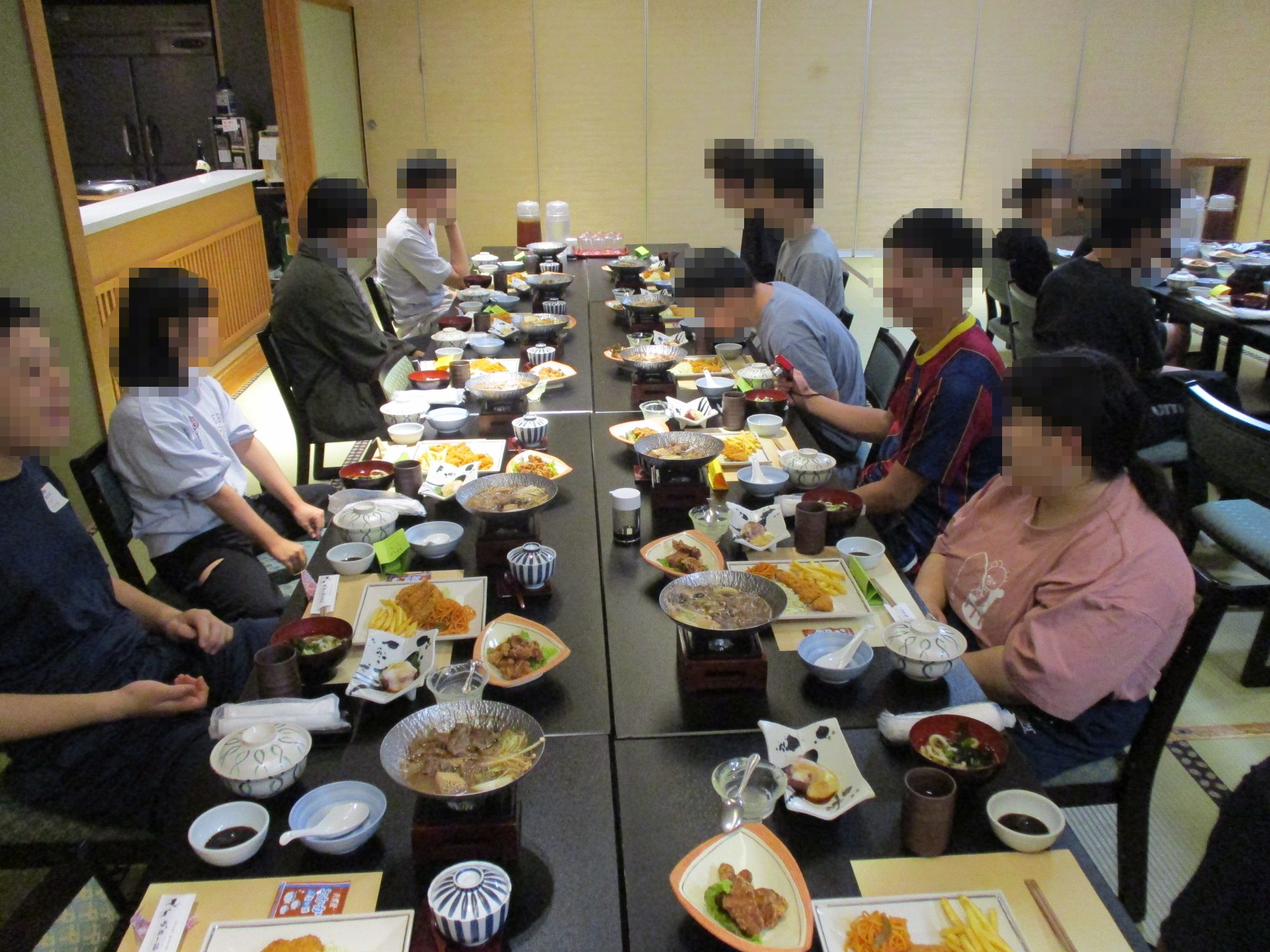 モザイク2組食事2.jpg
